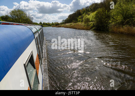 Narrowboat auf der Fluss-Weber, Anderton, in der Nähe von Northwich, Cheshire Stockfoto