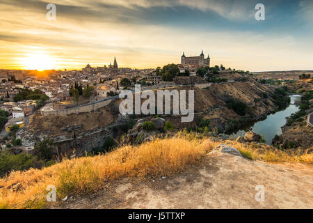 Schöner Sonnenuntergang über historischen Toledo in Spanien. Panoramabild vom erhöhten Aussichtspunkt. Stockfoto