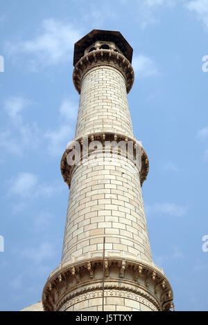 Minarett des Taj Mahal (Krone der Paläste), ein Elfenbein-weißen Marmor-Mausoleum am südlichen Ufer des Flusses Yamuna in Agra Stockfoto