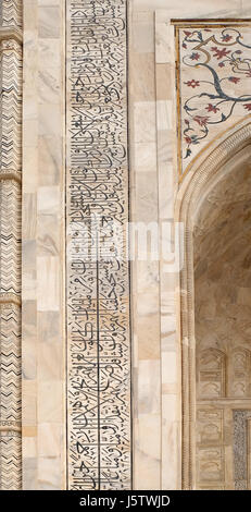 Mughal Steinkunst an der Fassade des Taj Mahal (Krone der Paläste), ein Elfenbein-weißen Marmor-Mausoleum in Agra Stockfoto