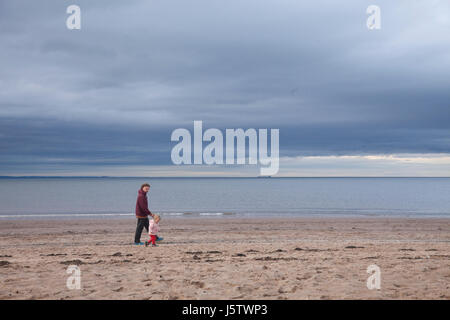 Trübe bewölkten Sonnenuntergang über der alten Mole von Portobello Beach in Edinburgh, die Hauptstadt von Schottland, Großbritannien. Wetter: bedeckt 15. Mai 2017 dunkle blaue Wolke Stockfoto