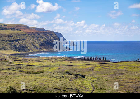 Moai Statuen der Ahu Tongariki Blick vom Rano Raraku Vulkan - Osterinsel, Chile Stockfoto