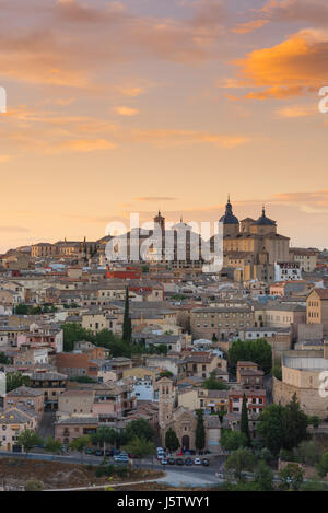 Kathedrale von Toledo auf Hügel bei Sonnenuntergang Stockfoto