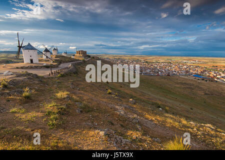 Windmühlen und Consuegra Cityscae vom Hügel Stockfoto