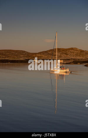 Yacht vor Anker im Loch Eatharna auf der Insel Coll Schottland Stockfoto