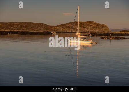 Yacht vor Anker im Loch Eatharna auf der Insel Coll Schottland Stockfoto