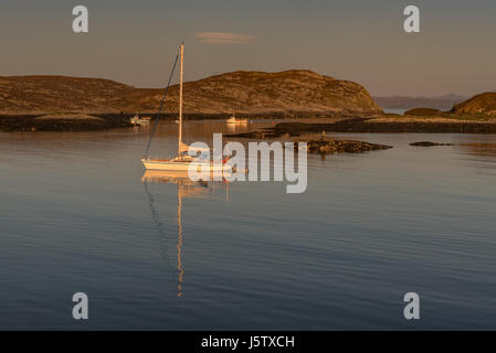 Yacht vor Anker im Loch Eatharna auf der Insel Coll Schottland Stockfoto