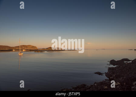 Sonnenuntergang am See Eatharna an der Inneren Hebriden Insel Coll Schottland Stockfoto