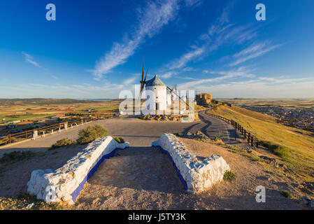 Mittelalterliche Windmühlen auf Hügel in Consuegra, Spanien Stockfoto