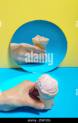 Eis in einer Waffel und Reflexion im Spiegel Stockfoto