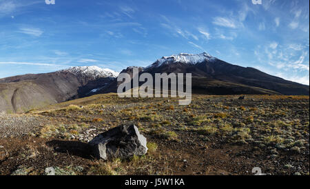 Panorama - Vulkanlandschaft der Kamtschatka-Halbinsel: Herbst Blick auf Kozelsky Vulkan an sonnigen Tag. Avachinskaya-Koryaksky Gruppe von Vulkanen, Kamtschatka Stockfoto