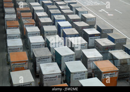 Draufsicht der Container LKW-Ladung auf dem Boden in Delhi Flughafen am 19. Februar 2016. Stockfoto