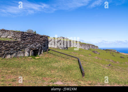 Backsteinhäuser an den Ruinen von Orongo Village am Rano Kau Vulkan - Osterinsel, Chile Stockfoto