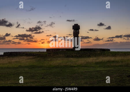 Ahu Tahai Moai-Statue trägt Haarknoten mit Augen gemalt bei Sonnenuntergang in der Nähe von Hanga Roa - Osterinsel, Chile Stockfoto