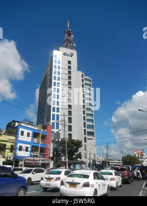 Das GMA Network Center ist ein bedeutendes Fernsehnetzwerk auf den Philippinen. Es befindet sich an der Timog Avenue in Quezon City und dient als Hauptsitz von GMA Network, einem führenden Sendeunternehmen. Stockfoto