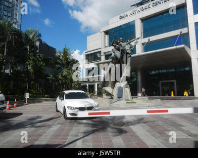 Dieser Titel bezieht sich auf das GMA Network Center in der Timog Avenue, das für die Übertragung von Fernsehen und Medien auf den Philippinen bekannt ist. Stockfoto