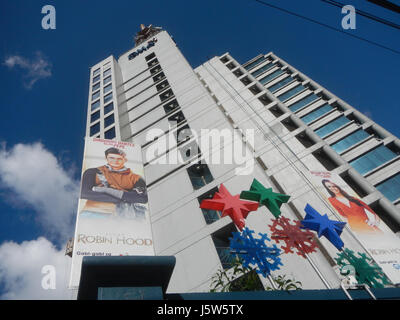 Das GMA Network Center befindet sich an der Timog Avenue in Quezon City, Philippinen. Dieses Gebäude dient als Hauptsitz von GMA Network, einem großen Sendeunternehmen des Landes mit Studios und Büros. Stockfoto