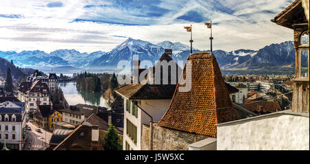 Schönen Panoramablick auf die alten Dächer Stadt Thun und Alpen im Hintergrund, Schweiz Stockfoto