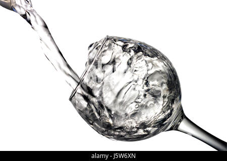 Farblose Flüssigkeit, Wasser wird Wodka in ein Glas Flüssigkeit in einem Lautsprecher, isoliert auf einem weißen Hintergrund gegossen. Stockfoto