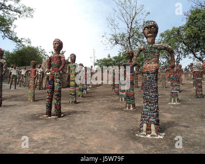 Der Rock Garden of Chandigarh ist ein kultiger Skulpturengarten, der von Nek Chand geschaffen wurde. Es zeigt Statuen aus Schrott und ist ein bemerkenswertes Beispiel für Volkskunst und Handwerkskunst in Indien. Stockfoto