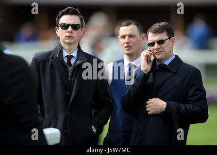 Trainer Aidan O'Brien (rechts) mit Sohn Joseph O'Brien (links) beim zweiten Tag der Dante-Festival in York Racecourse. Stockfoto