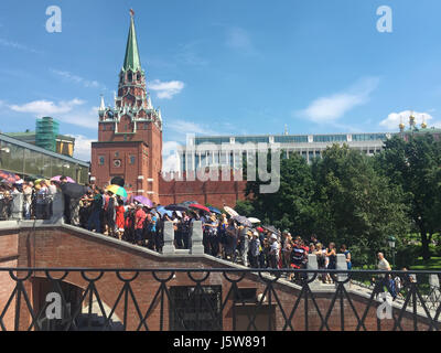 Moskau, Russland - 26. Juni 2016: Menschen stehen Schlange, um Kreml und seine Museen sehen Stockfoto