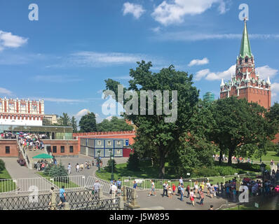 Moskau, Russland - 26. Juni 2016: Menschen stehen Schlange, um Kreml und seine Museen sehen Stockfoto