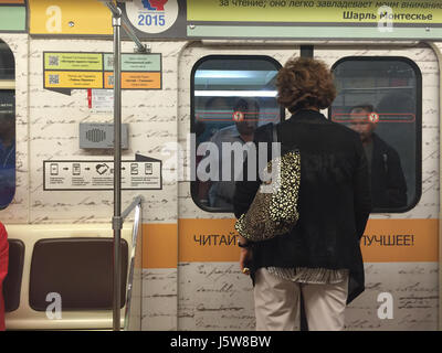 Moskau, Russland - 7. September 2016: Ganze Moskauer u-Bahn ist Jahr der Literatur in Russland gewidmet. Poster enthält Zitate aus bekannten boo Stockfoto