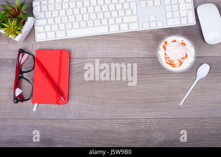Arbeitstisch mit Tastatur, Noten, Stift, Gläser und Eis in der Platte auf einem Holztisch von oben hautnah. Mit dem leeren Raum für Ihren text Stockfoto