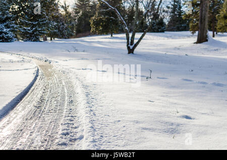 Kurvige Straße Winter schneebedeckt in Virginia Stockfoto