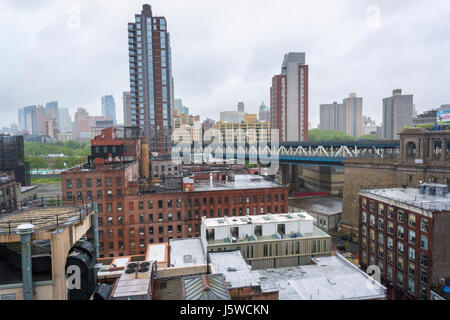 Gesamtansicht der Stadtteil Brooklyn Dumbo in New York auf Samstag, 13. Mai 2017. Der Ansatz für die Manhattan Bridge ist auf der rechten Seite sehen. Dumbo hat eine Nachbarschaft von Industrie und Künstler aber hohen Immobilienpreise geteilt haben Möglichkeiten für Entwicklung mit der weiteren Zunahme der Eigentumswohnung und Co-op zwingen, Künstler, suchen andere Space geschaffen worden.  (© Richard B. Levine) Stockfoto