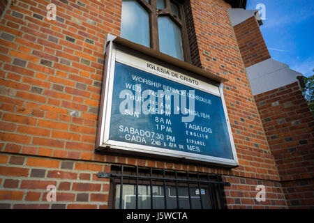 Das Schild außerhalb der Iglesia de Cristo auf Donnerstag, 11. Mai 2017 in der Nähe von Long Island City in Queens in New York wirbt die Multi-linguale Services bietet es in Englisch, Spanisch und Tagalog. (© Richard B. Levine) Stockfoto