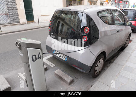 Paris, Frankreich 13. Mai 2017: Autolib Auto aufladen in einer Straße von Paris Stockfoto