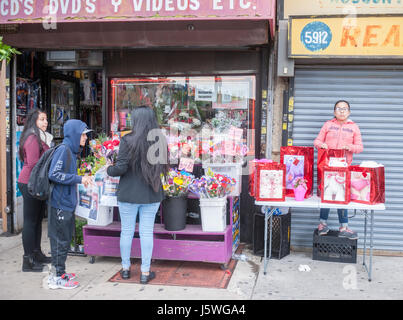 Mexikanische Blumenverkäuferin in der Nähe von Sunset Park in Brooklyn in New York, auf Sonntag, 14. Mai 2017 gesehen. Das Gebiet ist Heimat von Polyglott von Einwanderern einschließlich mexikanische, aus dem Mittleren Osten und Asien. (© Richard B. Levine) Stockfoto