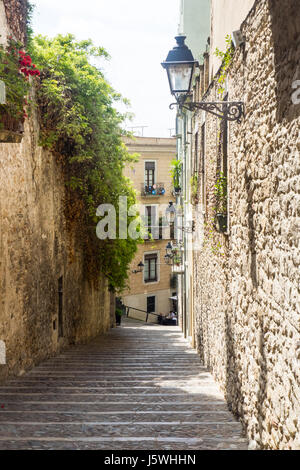 Schmalen steilen Stufen im jüdischen Viertel von Girona, Spanien. Stockfoto