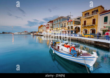 Abendlicher Blick von Agios Nikolaos und seinem Hafen, Kreta, Griechenland. Stockfoto