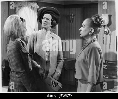 Joan Crawford (r), am Set des Films, "Berserker", 1967 Stockfoto