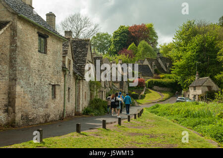 Frühling-Nachmittag am Arlington Row in Bibury, Gloucestershire, England. Die Cotswolds. Stockfoto