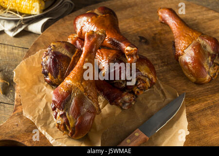 Grill rauchte Putenschenkeln essfertig Stockfoto