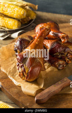 Grill rauchte Putenschenkeln essfertig Stockfoto