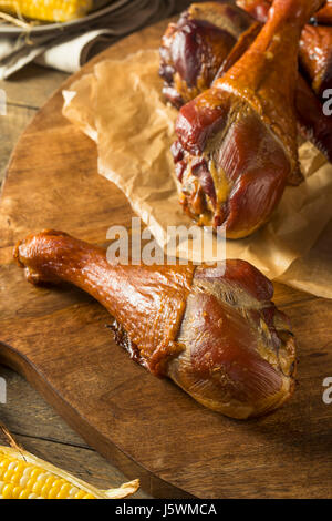 Grill rauchte Putenschenkeln essfertig Stockfoto