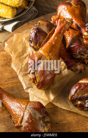 Grill rauchte Putenschenkeln essfertig Stockfoto