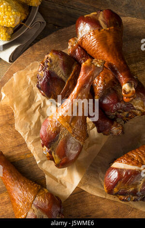 Grill rauchte Putenschenkeln essfertig Stockfoto