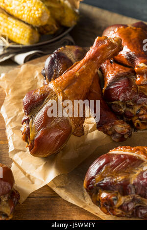 Grill rauchte Putenschenkeln essfertig Stockfoto