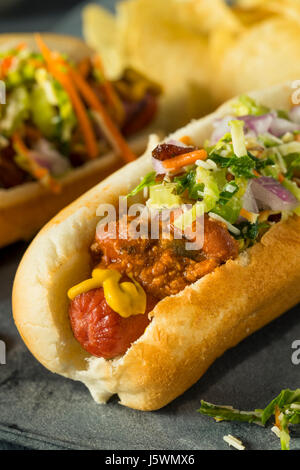 Hausgemachter Krautsalat Hotdog mit Senf Chili und Krautsalat Stockfoto