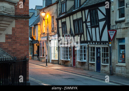 Morgendämmerung in Winchcombe, Kleinstadt in den Cotswolds, Gloucestershire, England. Stockfoto