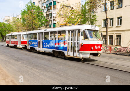 Samara, Russland - 9. Mai 2017: Samara mit öffentlichen Verkehrsmitteln. Straßenbahn fährt auf der Stadtstraße in sonnigen Sommertag Stockfoto