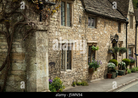 Frühling am Nachmittag in die Cotswold Dorf von Castle Combe, Wiltshire, England. Stockfoto