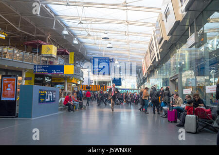 Laufen für den Zug in Piccadilly Railway Station Manchester UK Stockfoto