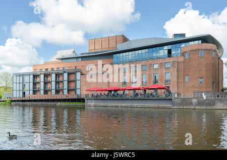 Das Royal Shakespeare Theatre mit Blick auf den Fluss Avon in Stratford Warwickshire Stockfoto